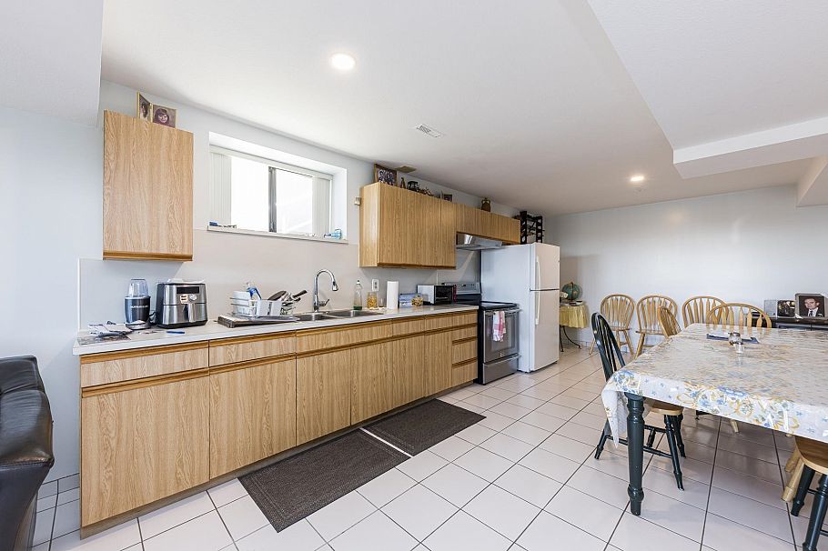 557 Tempe Crescent North Vancouver, BC - 32