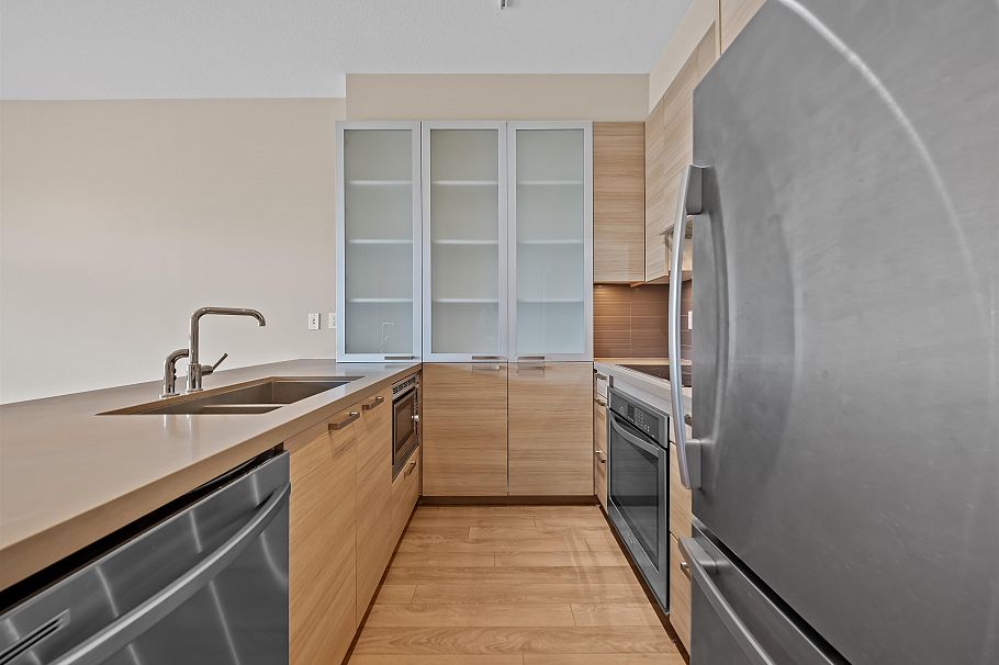 215 3606 Aldercrest Drive North Vancouver, BC - 3