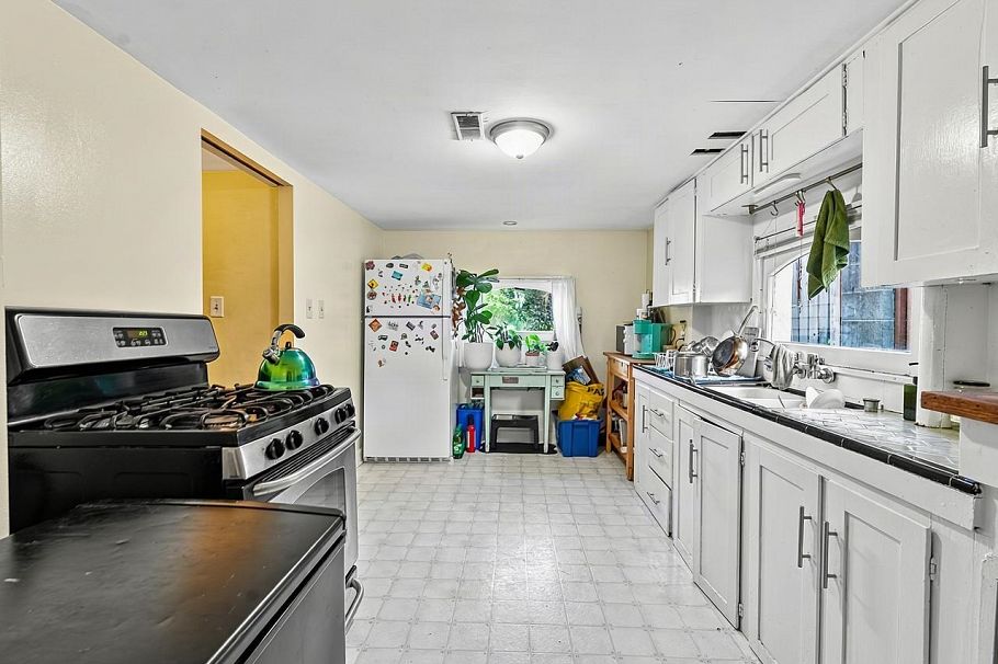 2521 Kitchener Street Vancouver, BC - 22