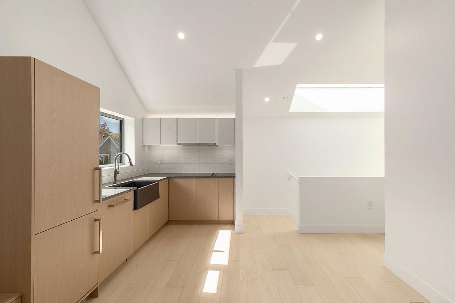 22 W 14th Avenue Vancouver, BC - 4