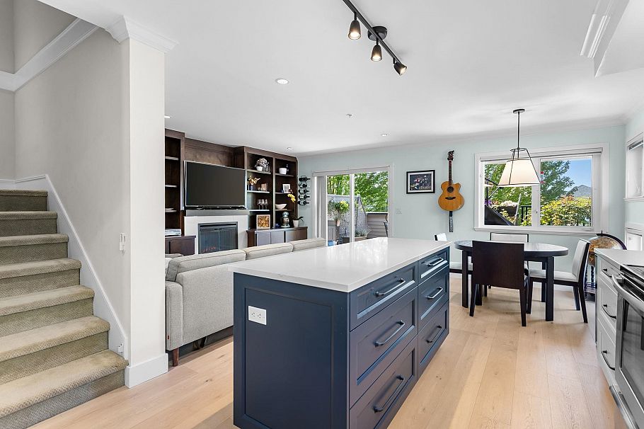 1121 St. Andrews Avenue North Vancouver, BC - 1