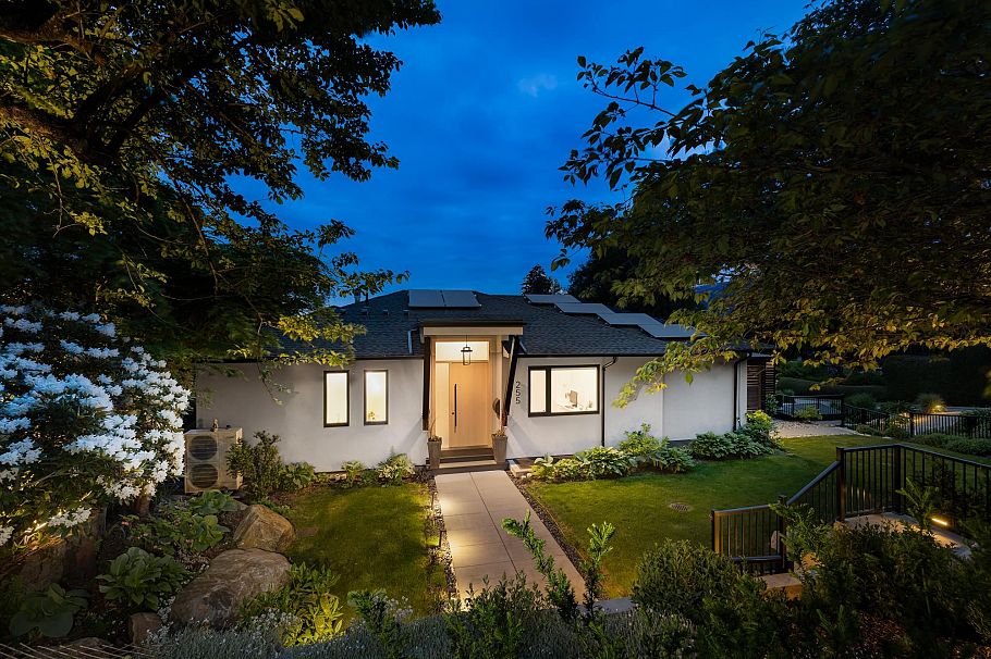 255 Sandringham Crescent North Vancouver, BC - 3