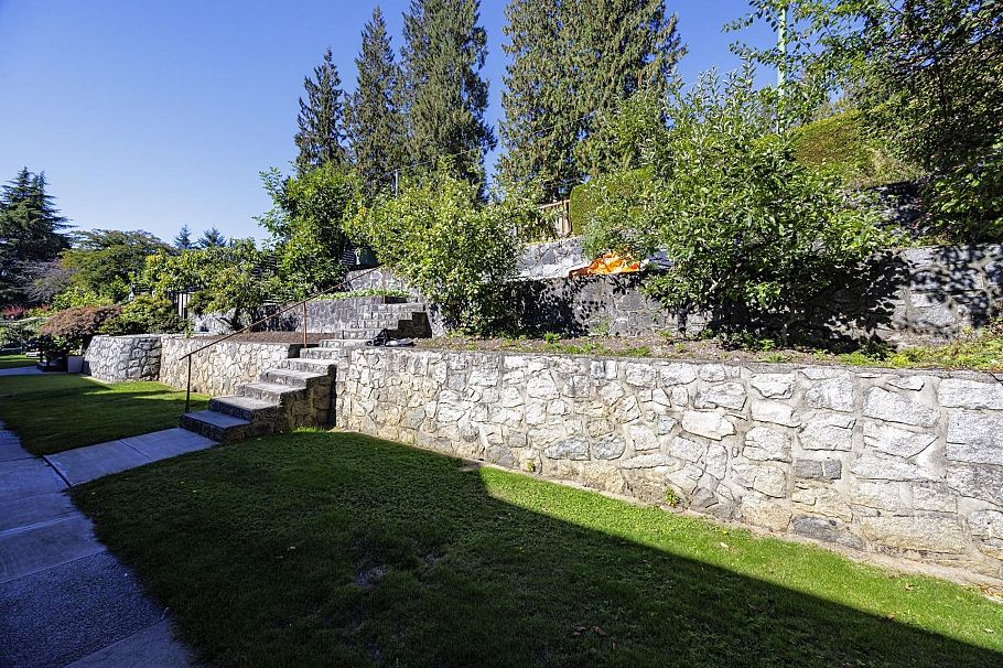 557 Tempe Crescent North Vancouver, BC - 35
