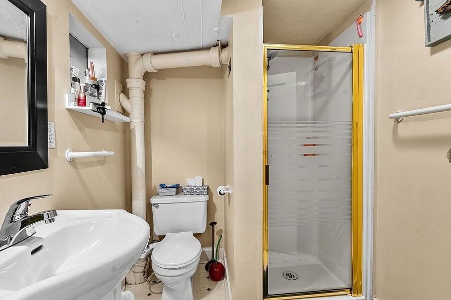 2521 Kitchener Street Vancouver, BC - 24