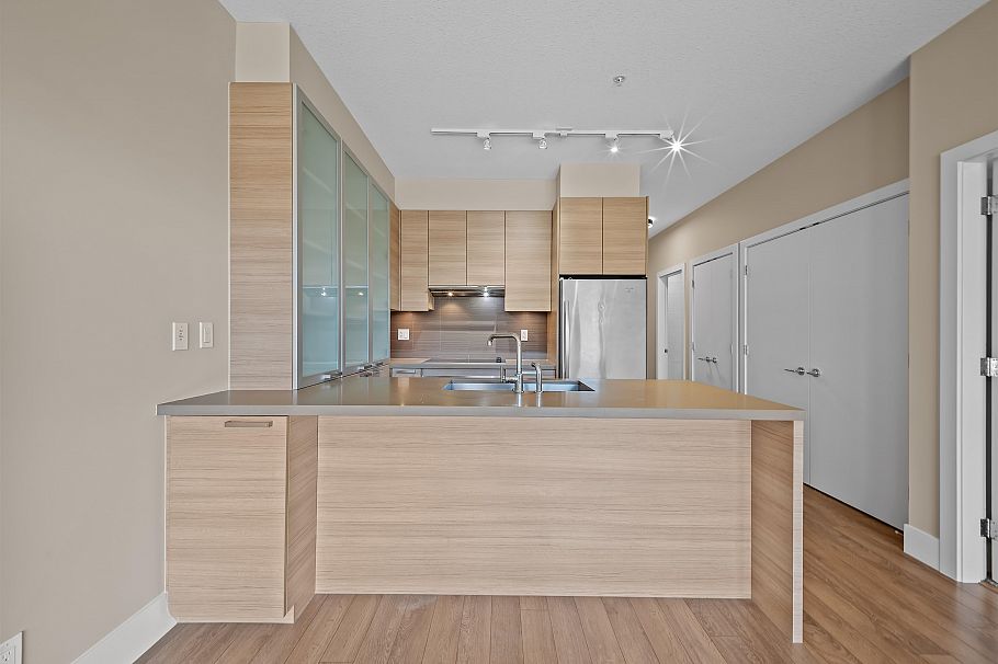 215 3606 Aldercrest Drive North Vancouver, BC - 5