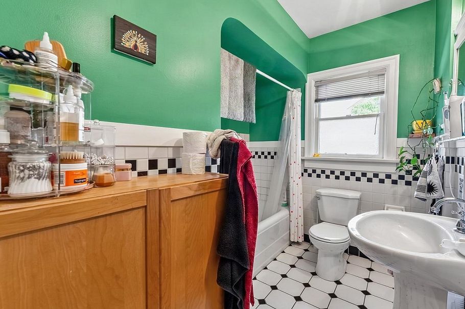 2521 Kitchener Street Vancouver, BC - 11