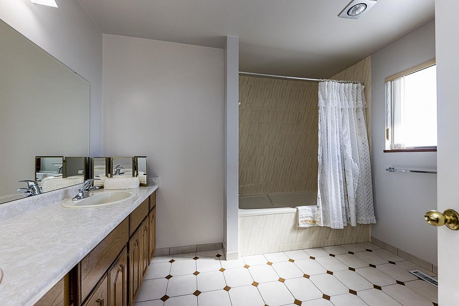 557 Tempe Crescent North Vancouver, BC - 23