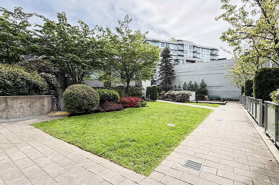 390 E 11th Avenue Vancouver, BC - 32