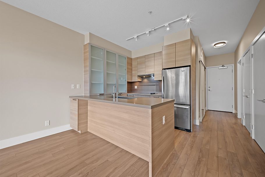 215 3606 Aldercrest Drive North Vancouver, BC - 4