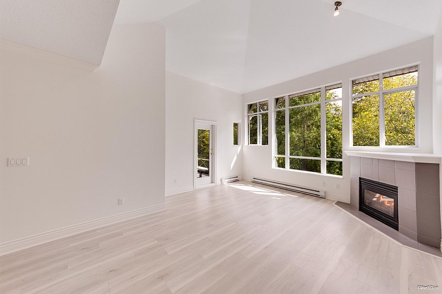 405 3625 Windcrest Drive North Vancouver, BC - 1