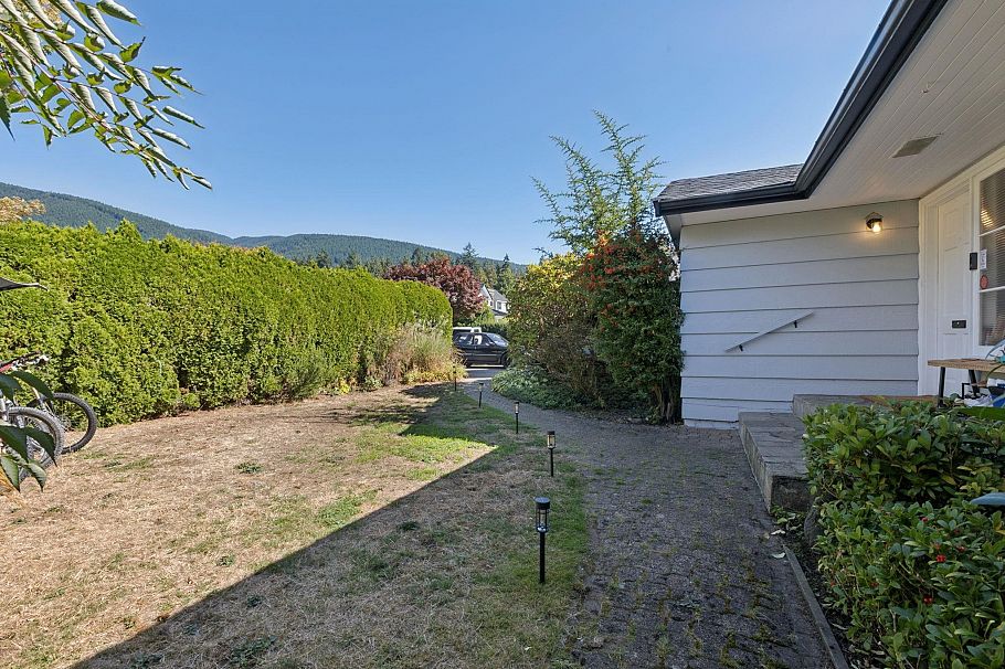 915 Wentworth Avenue North Vancouver, BC - 35