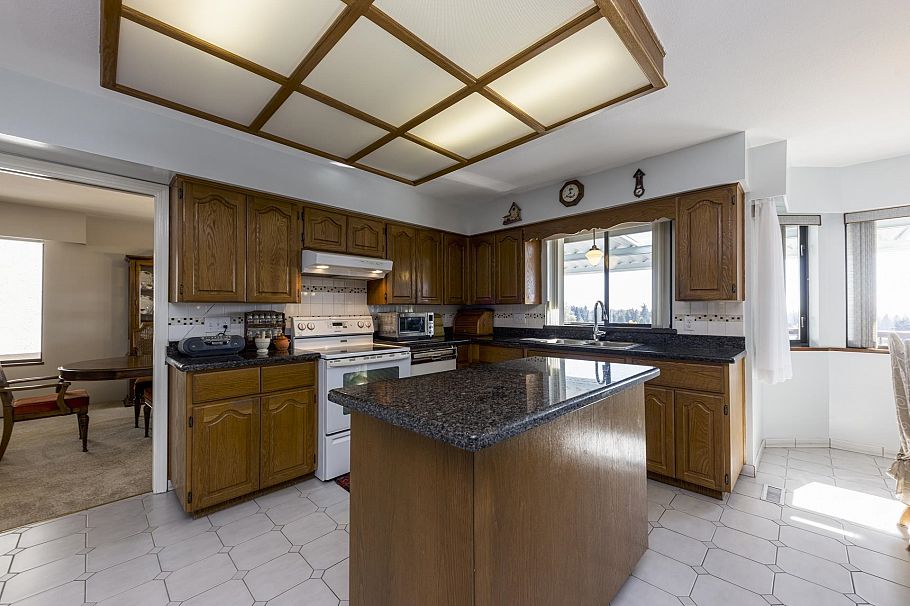 557 Tempe Crescent North Vancouver, BC - 9