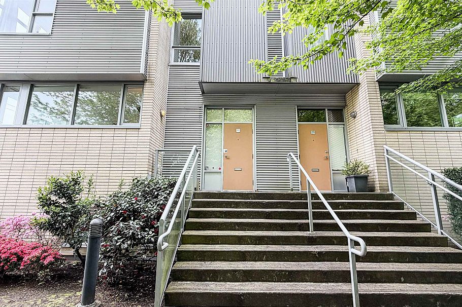 390 E 11th Avenue Vancouver, BC - 2