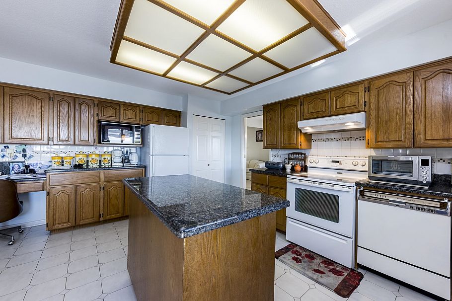 557 Tempe Crescent North Vancouver, BC - 10