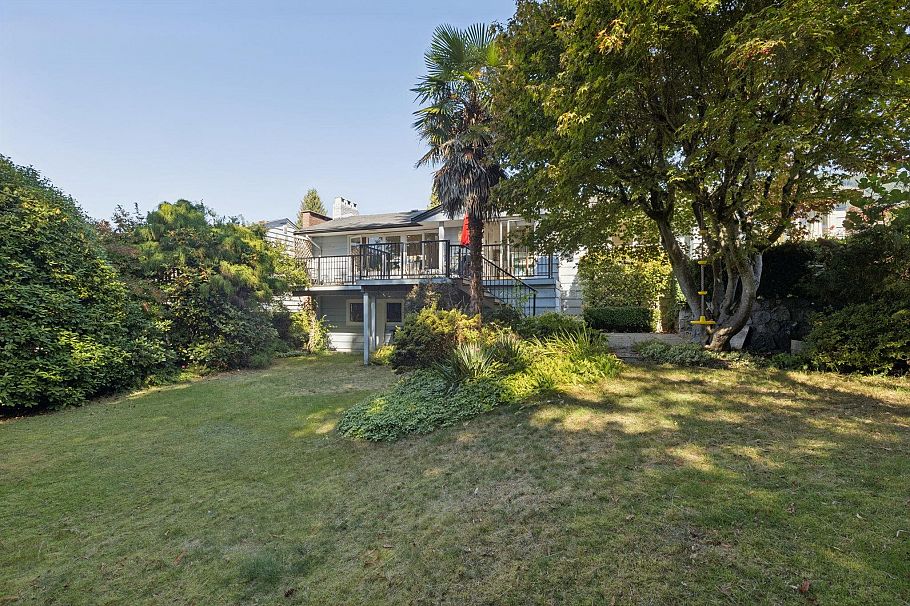 915 Wentworth Avenue North Vancouver, BC - 32
