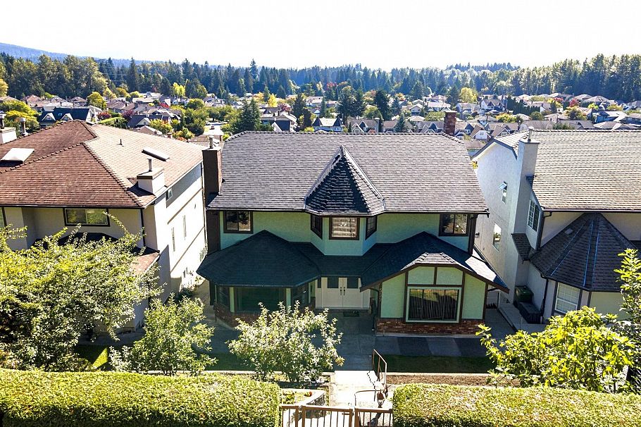 557 Tempe Crescent North Vancouver, BC - 1