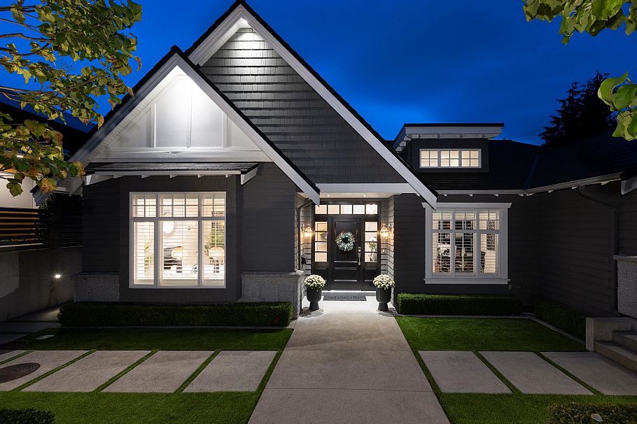 977 Melbourne Avenue North Vancouver, BC - 1