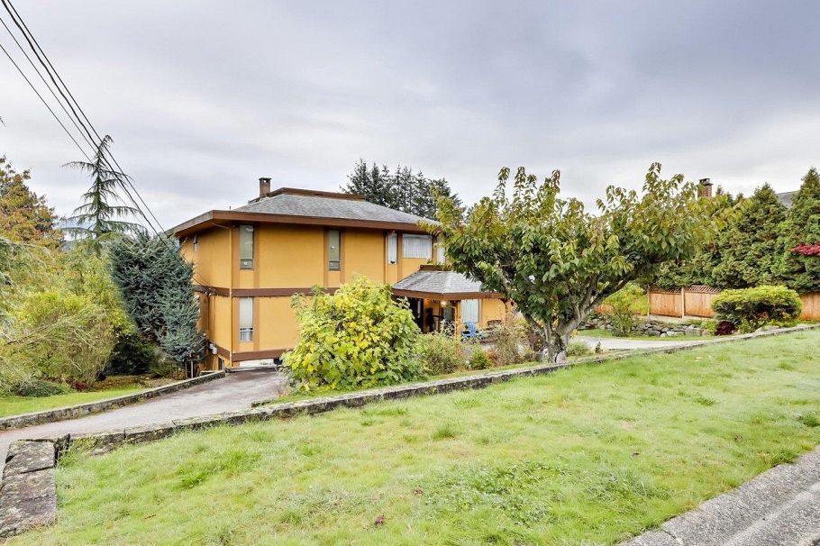 534 Beachview Drive North Vancouver, BC - 1