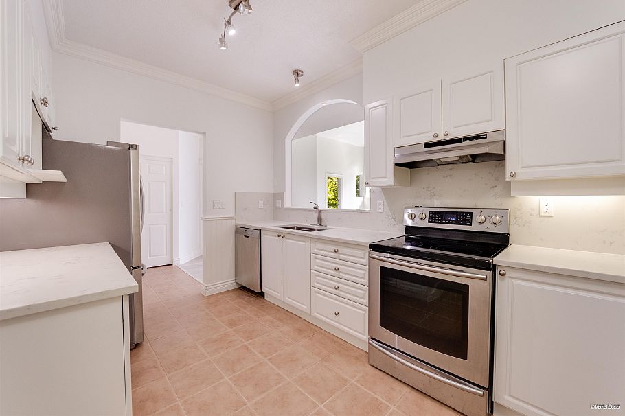 405 3625 Windcrest Drive North Vancouver, BC - 5