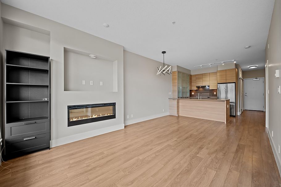 215 3606 Aldercrest Drive North Vancouver, BC - 11