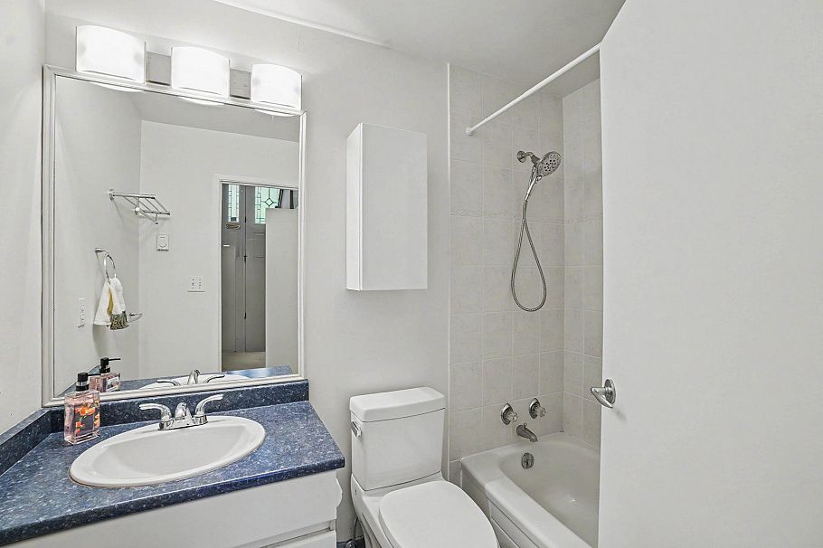 1868 W 15th Avenue Vancouver, BC - 22