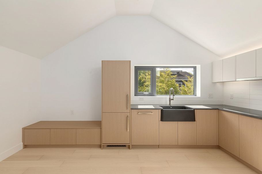 22 W 14th Avenue Vancouver, BC - 3