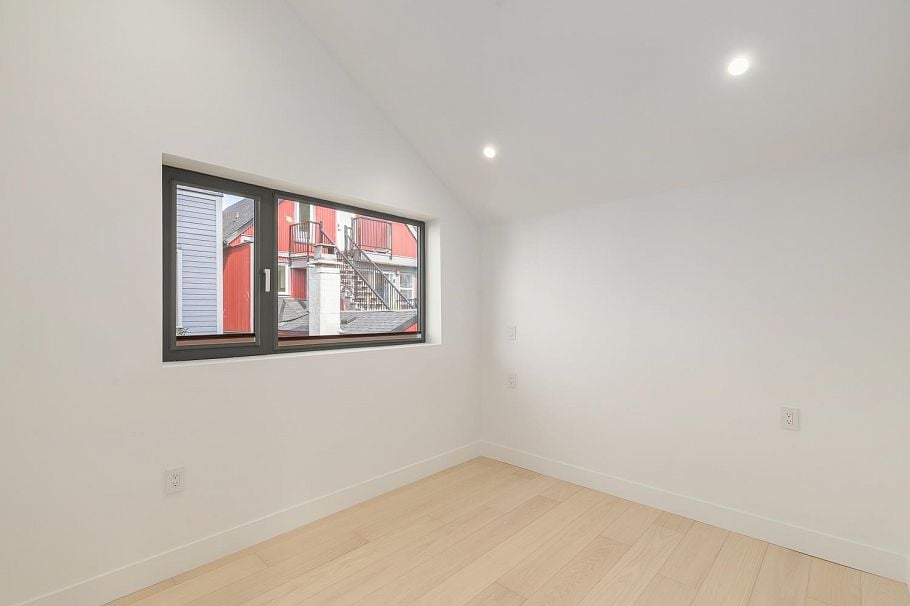 22 W 14th Avenue Vancouver, BC - 8