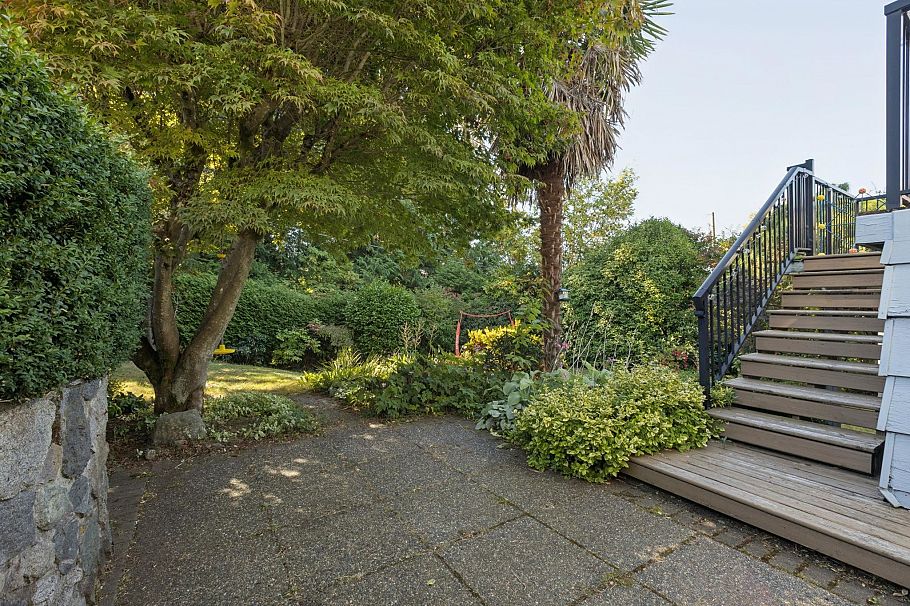915 Wentworth Avenue North Vancouver, BC - 34