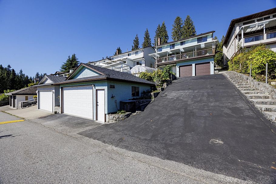 557 Tempe Crescent North Vancouver, BC - 33