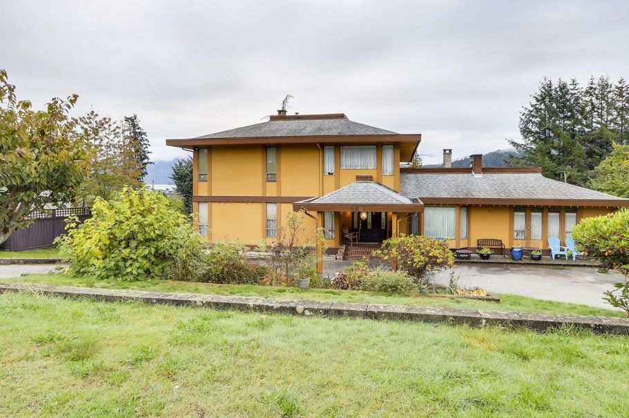 534 Beachview Drive North Vancouver, BC - 2