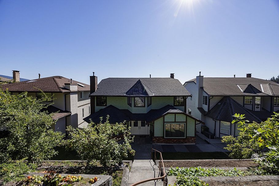 557 Tempe Crescent North Vancouver, BC - 36