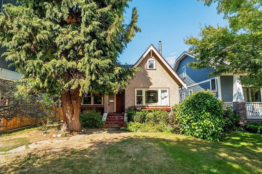 2521 Kitchener Street Vancouver, BC - 1