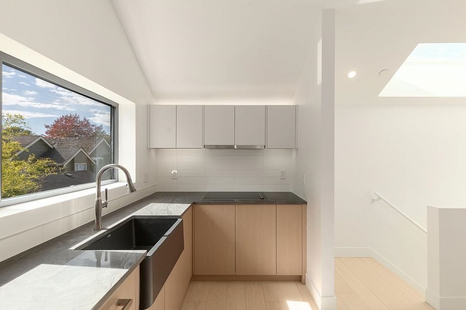 22 W 14th Avenue Vancouver, BC - 5