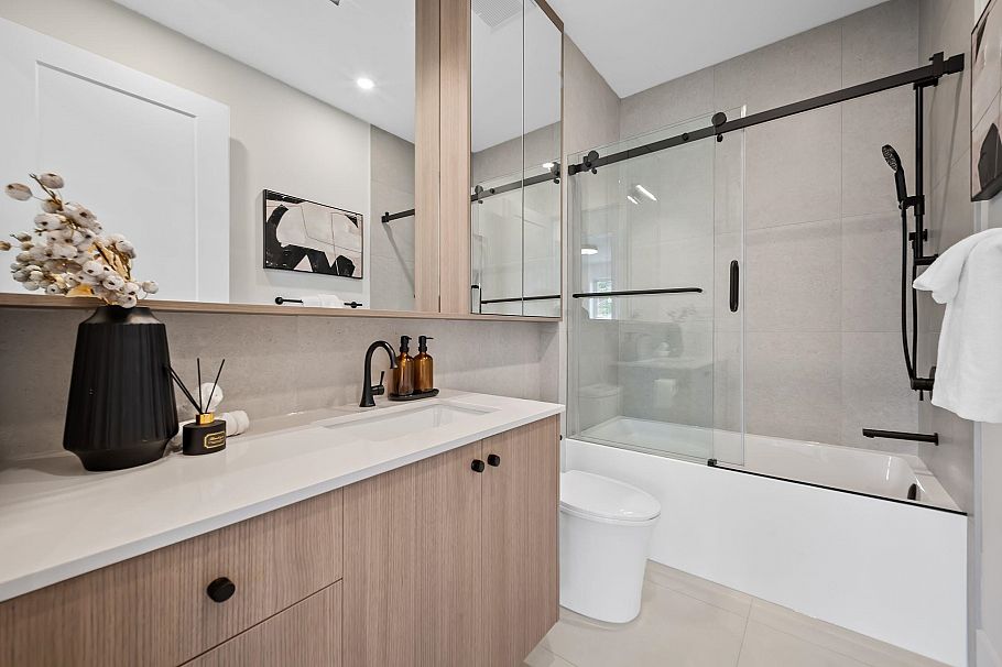 2545 E 2nd Avenue Vancouver, BC - 35