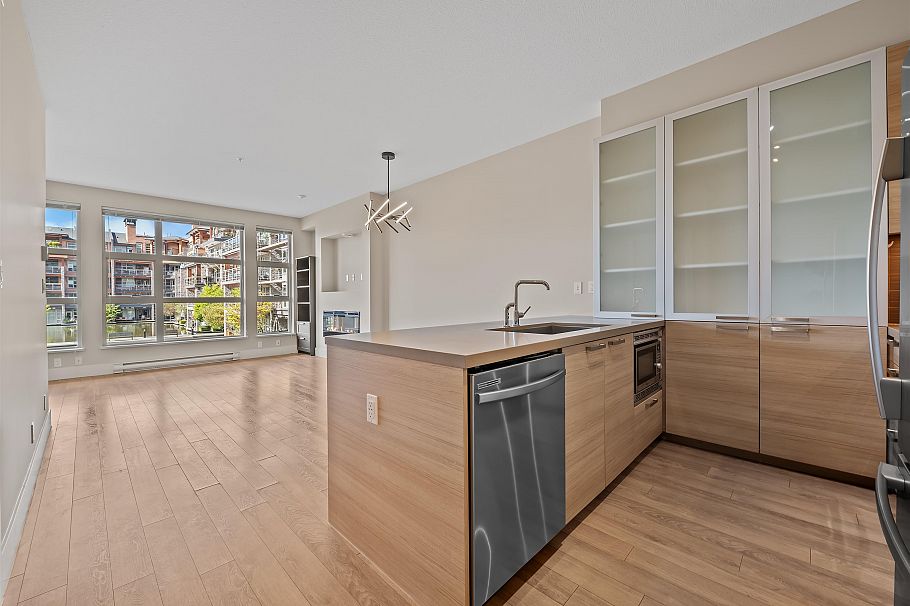 215 3606 Aldercrest Drive North Vancouver, BC - 2