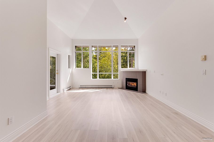 405 3625 Windcrest Drive North Vancouver, BC - 2