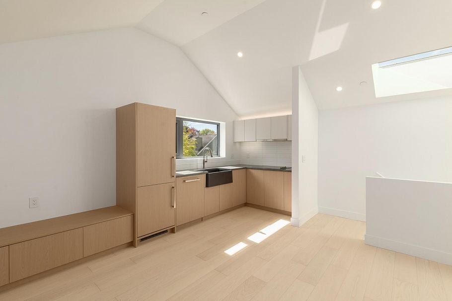 22 W 14th Avenue Vancouver, BC - 2