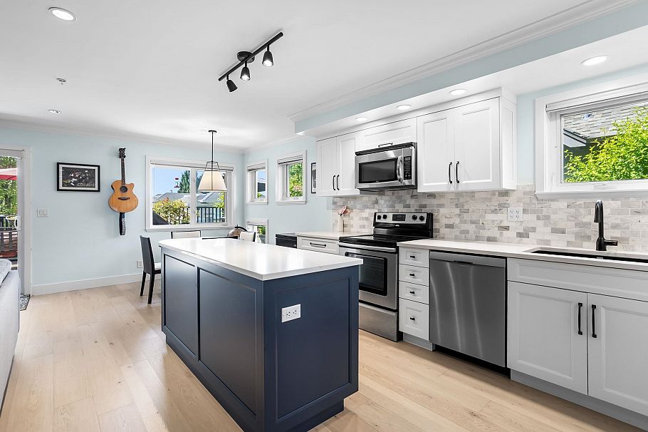 1121 St. Andrews Avenue North Vancouver, BC - 15