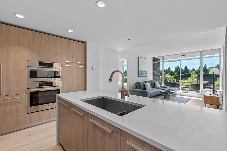 404 1210 E 27th Street North Vancouver, BC - 1