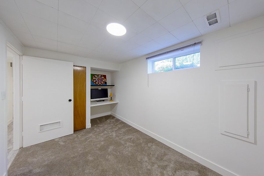 1243 Cloverley Street North Vancouver, BC - 26
