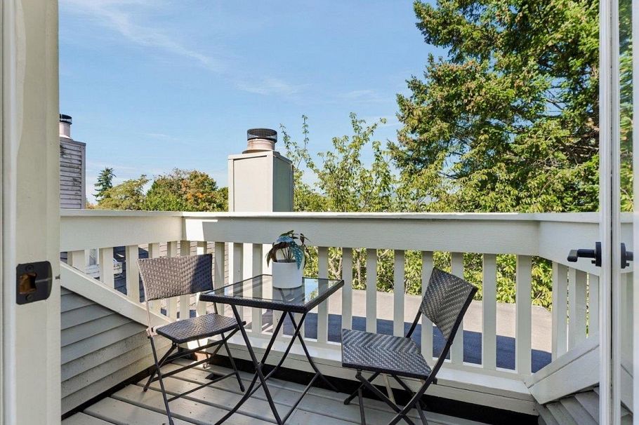 3454 W 3rd Avenue Vancouver, BC - 17
