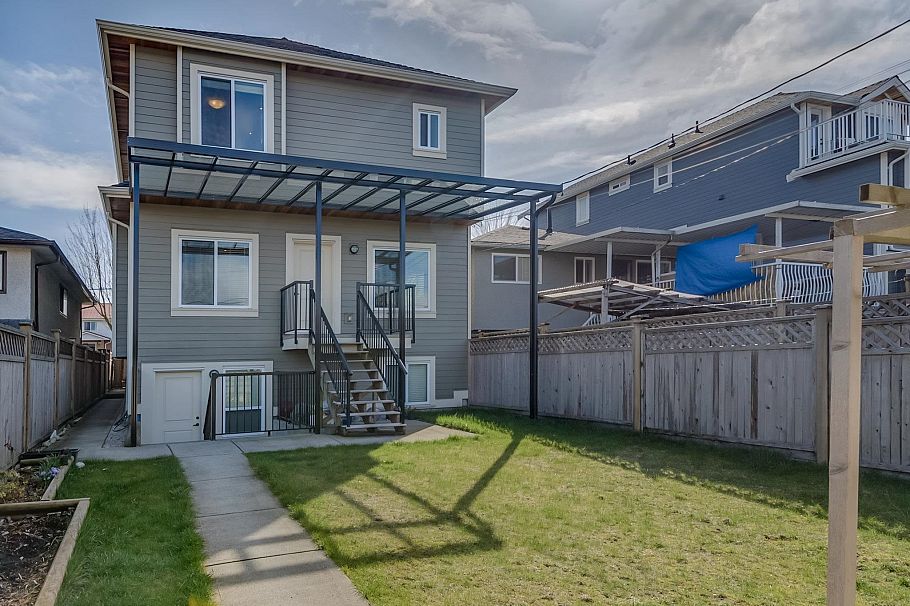 2627 E 41st Avenue Vancouver, BC - 1