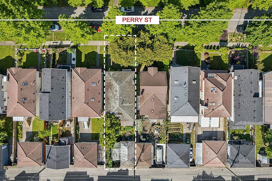 4420 Perry Street Vancouver, BC - 2