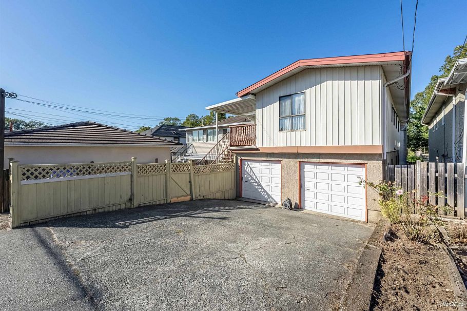 3056 E 28th Avenue Vancouver, BC - 36