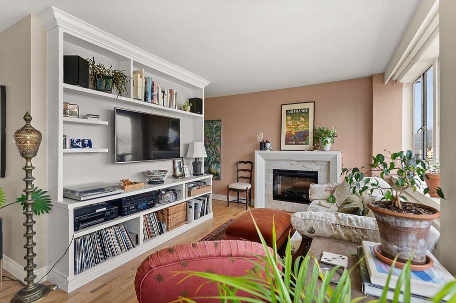 825 1445 Marpole Avenue Vancouver, BC - 4