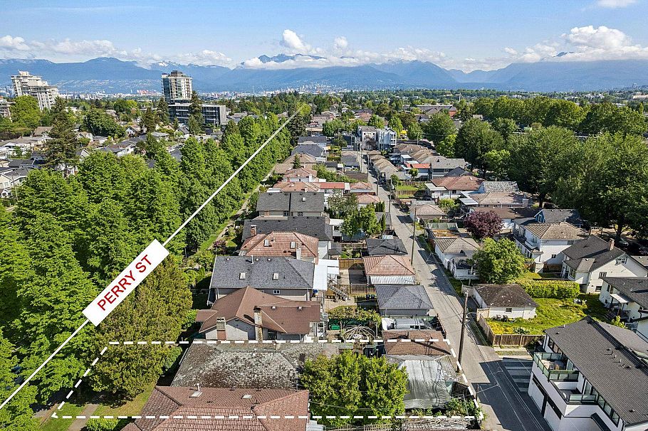 4420 Perry Street Vancouver, BC - 4