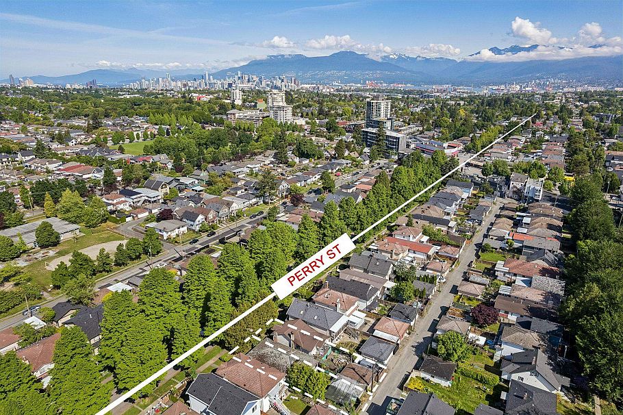 4420 Perry Street Vancouver, BC - 14
