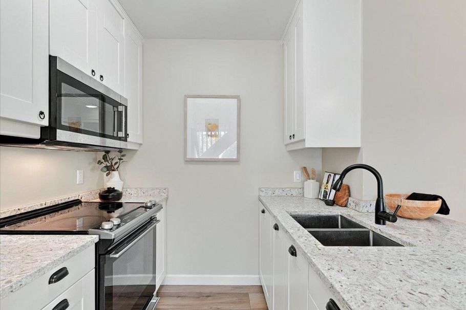 3454 W 3rd Avenue Vancouver, BC - 5