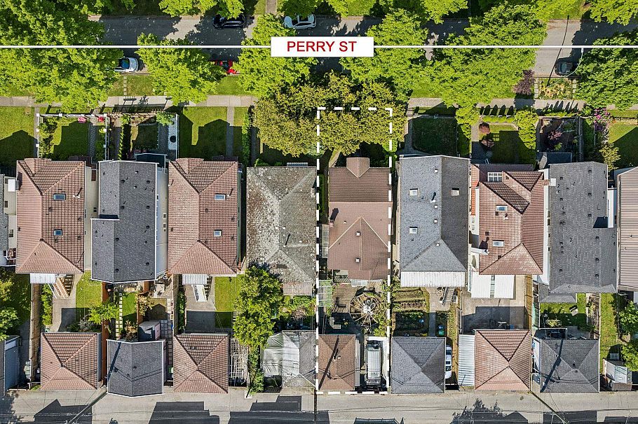 4412 Perry Street Vancouver, BC - 5