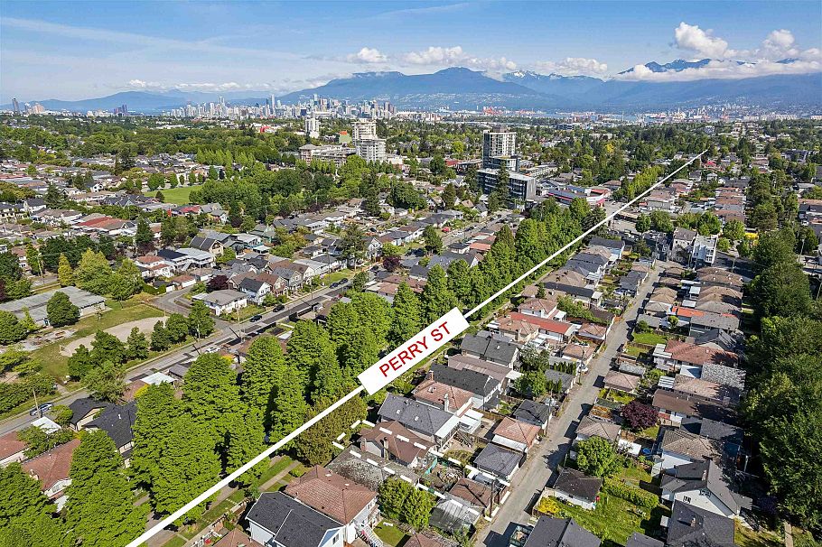 4412 Perry Street Vancouver, BC - 2